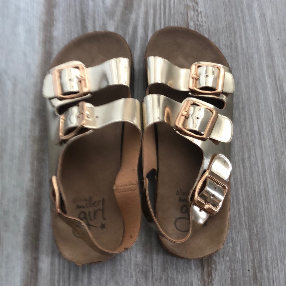 💖Girl’s Gold Sandals💖 - Picture 2 of 3